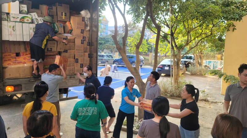 Nhung phan qua tu doan vien, nguoi lao dong TP Can Tho gui den Thai Nguyen. Anh: Pham Kien
