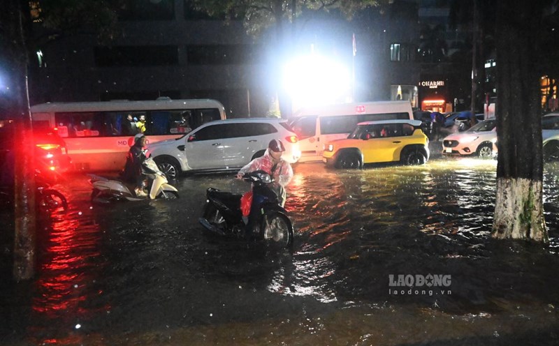 Prolonged flooding caused local traffic congestion on Duy Tan Street (Hanoi City) on the evening of September 30, 2025. Photo: Thanh Nhan