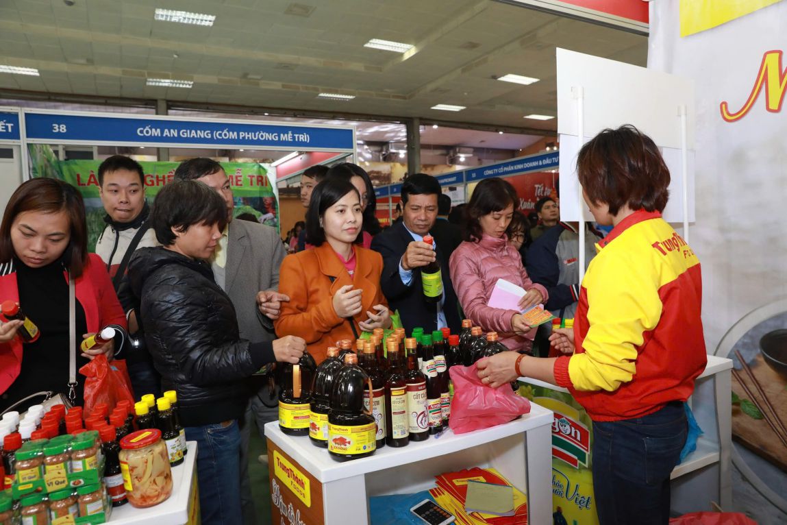 Des travailleurs magasinent pour le Tet au marche syndical du Tet 2025. Photo de : Hai Nguyen