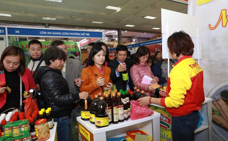 Workers shop for Tet at the 2025 Trade Union Tet Market. Photo: Hai Nguyen