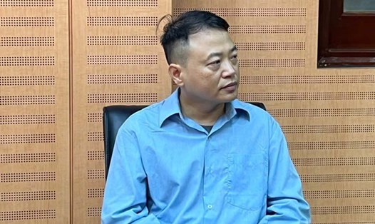 Shark Bình tại cơ quan điều tra. Ảnh: Công an Hà Nội