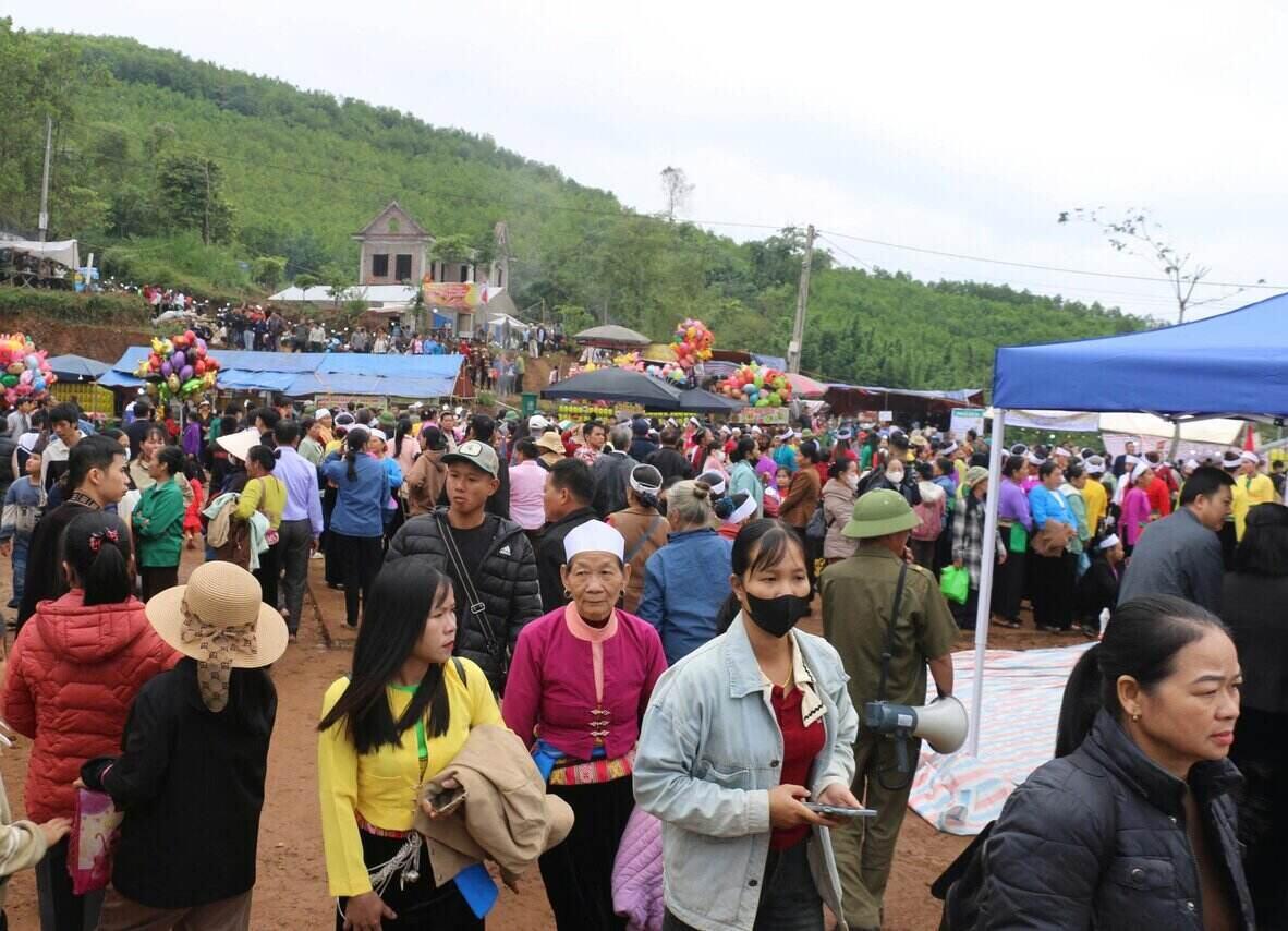 Nuom nuop nguoi dan va du khach ve du Le hoi Ruong bac thang Mien Doi 2025 tai xa Thuong Coc, tinh Phu Tho. Anh: Yen San