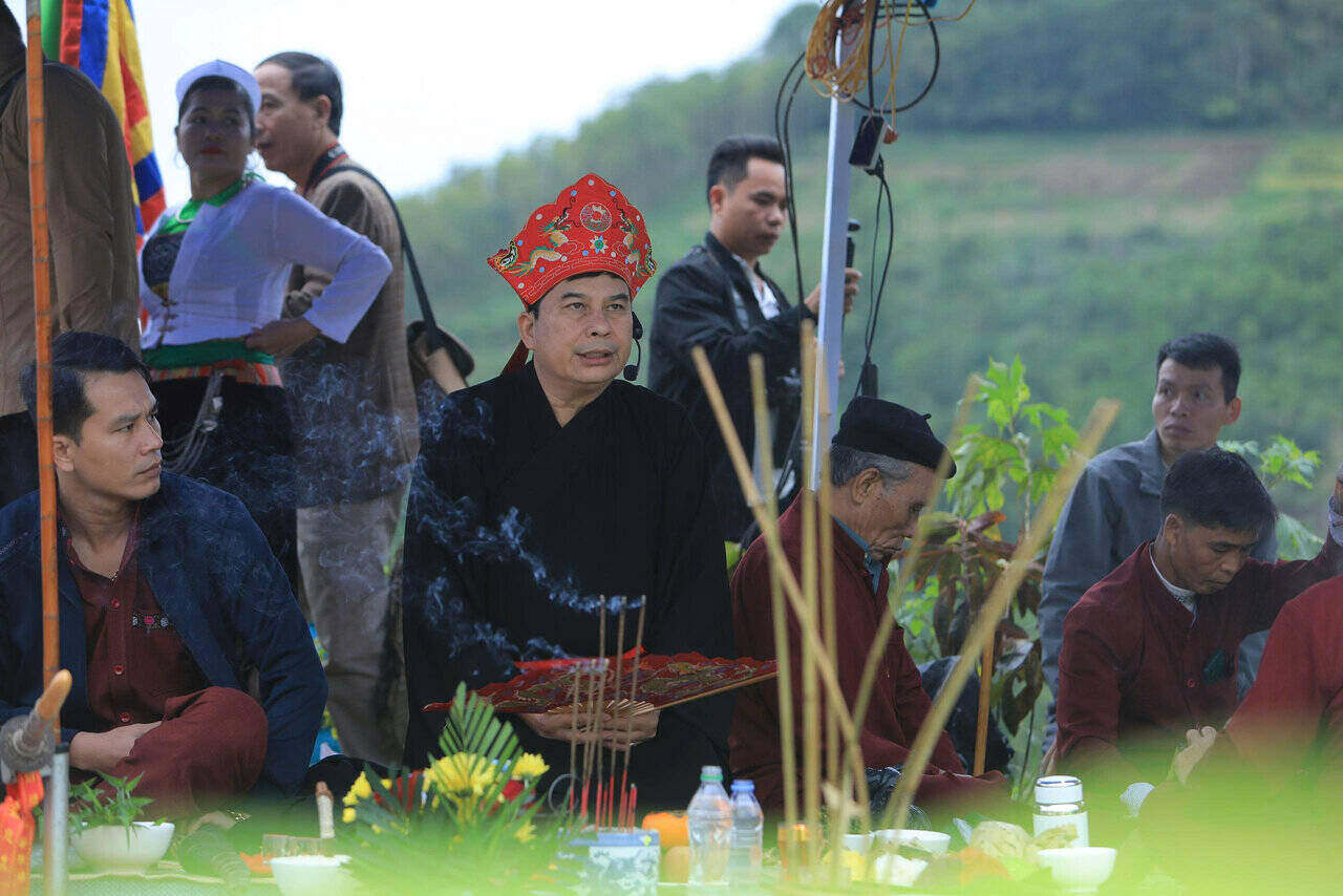 Nghi le mung com moi - net van hoa tin nguong truyen thong cua nguoi Muong duoc tai hien trang trong trong khuon kho le hoi. Anh: Yen San