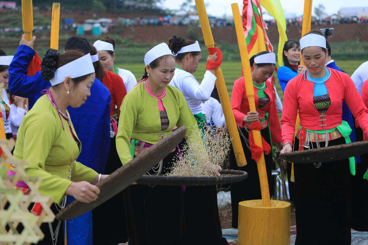 Phu nu Muong trong trang phuc truyen thong tham gia phan nghi le mung com moi. Anh: Yen San