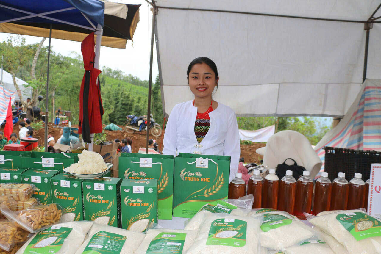 Gao nep Trung Khe - loai giong lua nep co, trong tai Mien Doi, duoc trung bay tai gian hang OCOP. Anh: Yen San