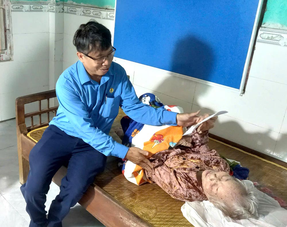 El Sindicato de la comuna de Duy Xuyen Da Nang visita y entrega regalos a la Madre Heroina de Vietnam. Foto: Sindicato de Duy Xuyen