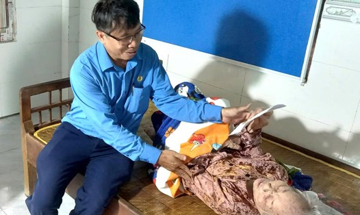 Công đoàn xã Duy Xuyên, Đà Nẵng thăm và tặng quà cho Mẹ Việt Nam anh hùng. Ảnh: Công đoàn Duy Xuyên