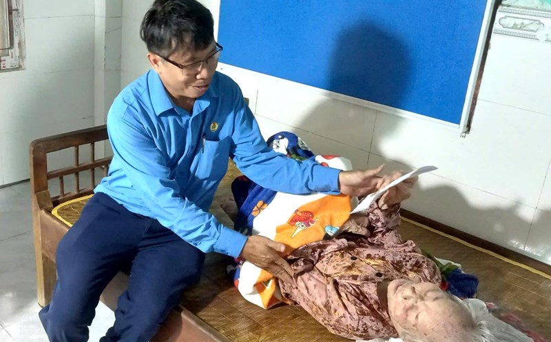 The Duy Xuyen Commune Union, Da Nang visited and presented gifts to Vietnamese Heroic Mothers. Photo: Duy Xuyen Trade Union