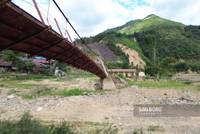 Bang Choc suspension bridge (Na Son commune, Dien Bien province) was damaged after floods. Photo: Quang Dat