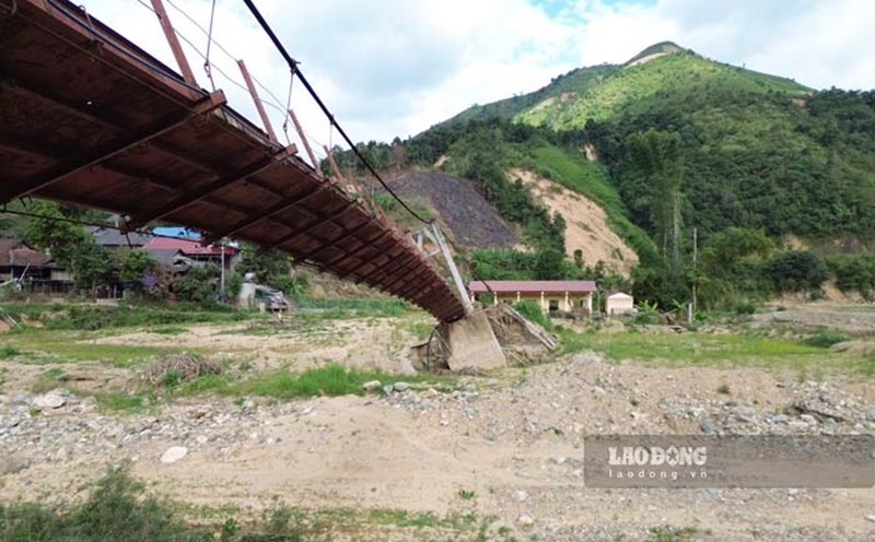 Bang Choc suspension bridge (Na Son commune, Dien Bien province) was damaged after floods. Photo: Quang Dat