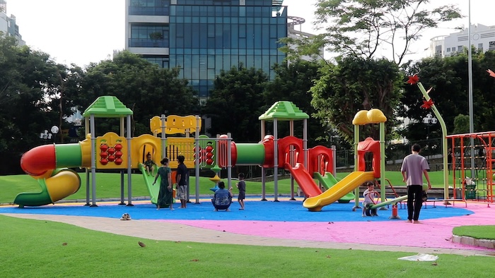 Khu vui choi cho tre em tai cong vien Cau Giay duoc dau tu nhieu hang muc. Anh: My Linh
