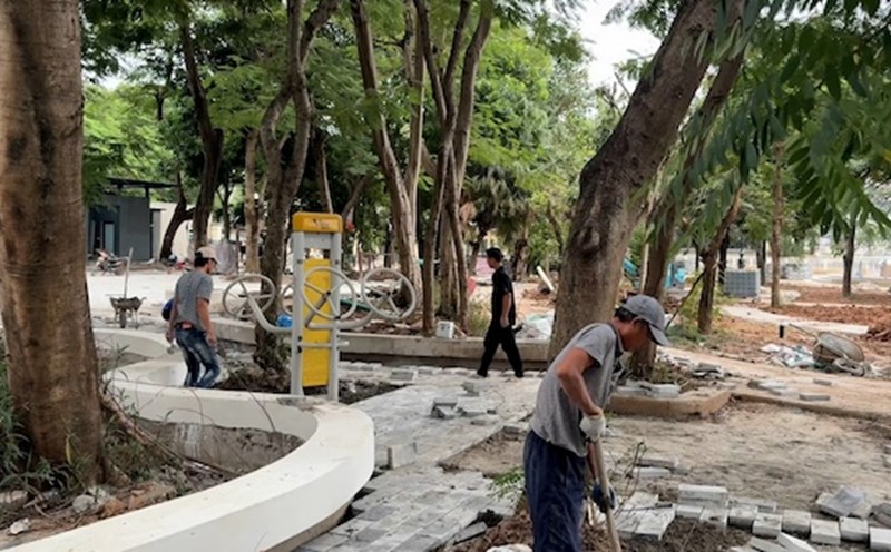 Many parks, flower gardens, and public spaces in Hanoi are being renovated and upgraded synchronously. Photo: My Linh