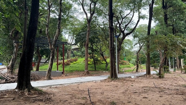 Cong vien Nghia Do dang trong giai doan nang cap, cai tao. Anh: My Linh