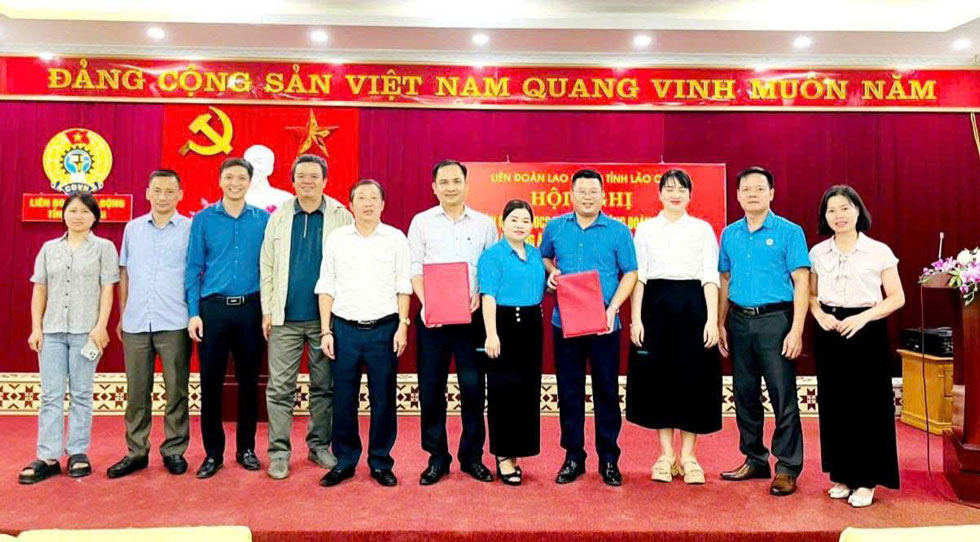 Ban Cong doan Khu cong nghiep tinh Lao Cai; cong doan phuong Au Lau; cong doan Xa Yen Binh trao Bien ban ban giao. Anh: An Vi