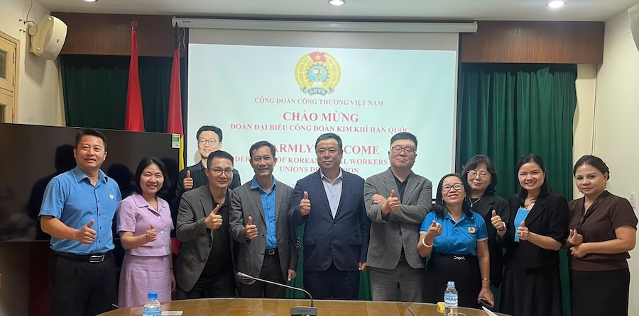 베트남 산업통상 노동조합 및 한국 금속 노동조합 대표들. 사진: CDCT