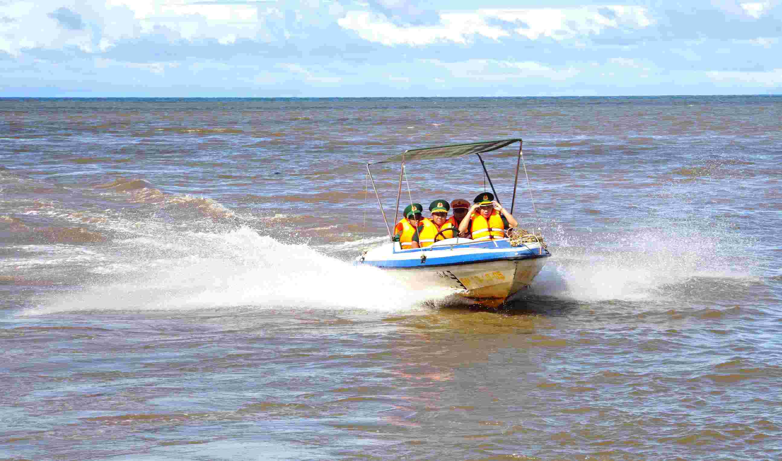 Ca Mau strengthens inspection and handling during the peak month against IUU fishing. Photo: Nhat Ho
