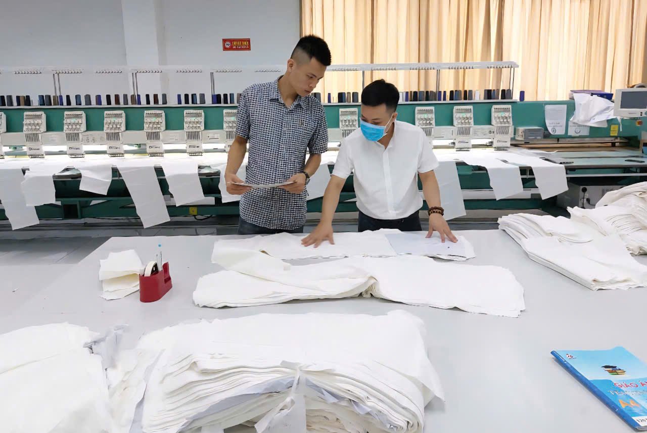 Anh Nguyen Manh Toan (ao trang) trao doi chia se kinh nghiem voi dong nghiep trong Cong ty. Anh: Dieu Anh