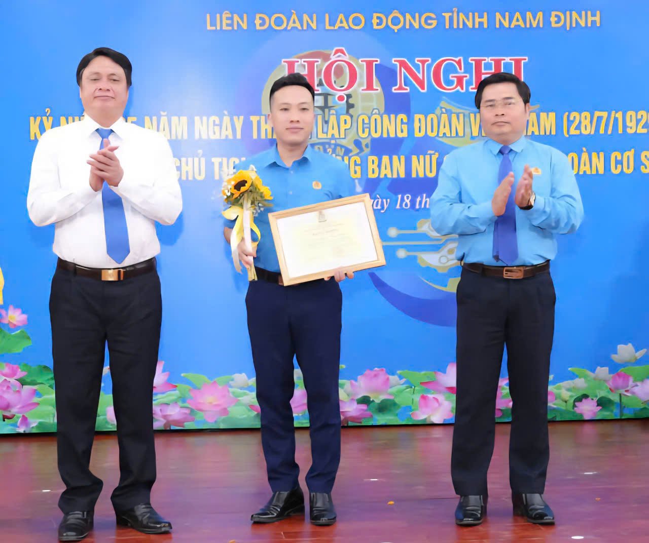 Mr. Nguyen Manh Toan was honored to receive a Certificate of Merit from the Provincial Federation of Labor for his passion for creativity. Photo: Dieu Anh