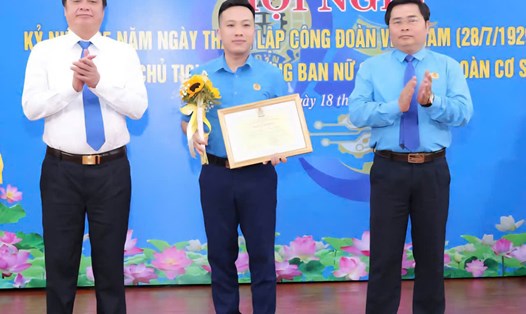 Anh Nguyễn Mạnh Toàn vinh dự được nhận Bằng khen của LĐLĐ tỉnh vì niềm say mê sáng tạo. Ảnh: Diệu Anh