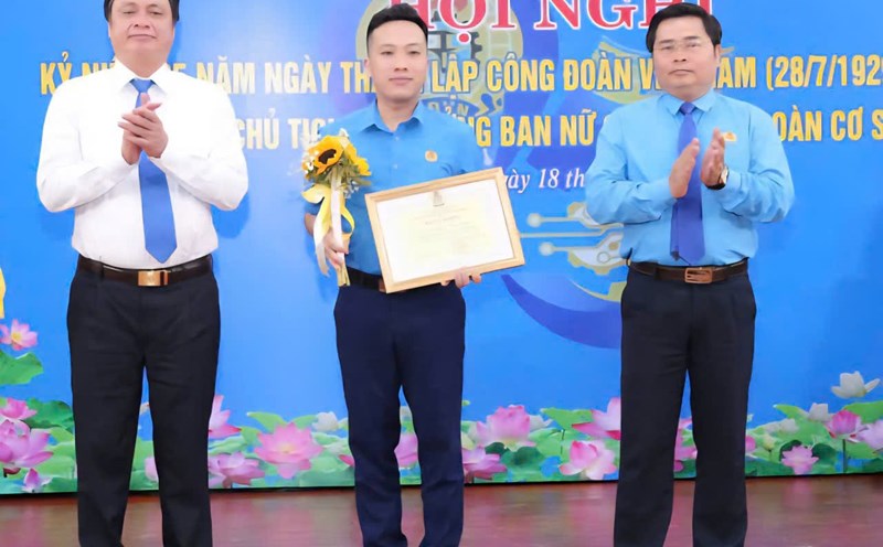 Mr. Nguyen Manh Toan was honored to receive a Certificate of Merit from the Provincial Federation of Labor for his passion for creativity. Photo: Dieu Anh