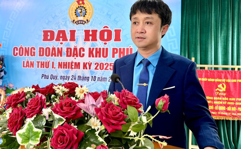 Vice President of Lam Dong Provincial Labor Federation - Mr. Ho Cong Duong - spoke at the 1st Phu Quy Special Zone Trade Union Congress, term 2025-2030. Photo: Duc Lam
