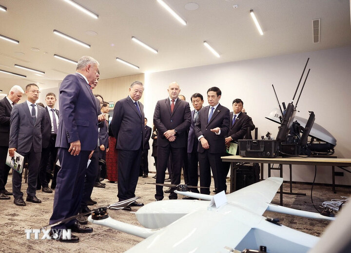 General Secretary To Lam and Bulgarian President Rumen Radev visited Samel-90 Defense Industry Company. Photo: VNA