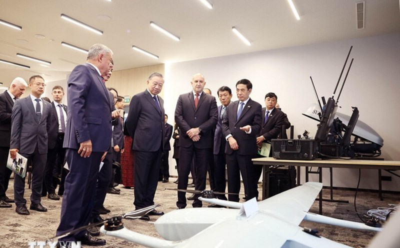 General Secretary To Lam and Bulgarian President Rumen Radev visited Samel-90 Defense Industry Company. Photo: VNA