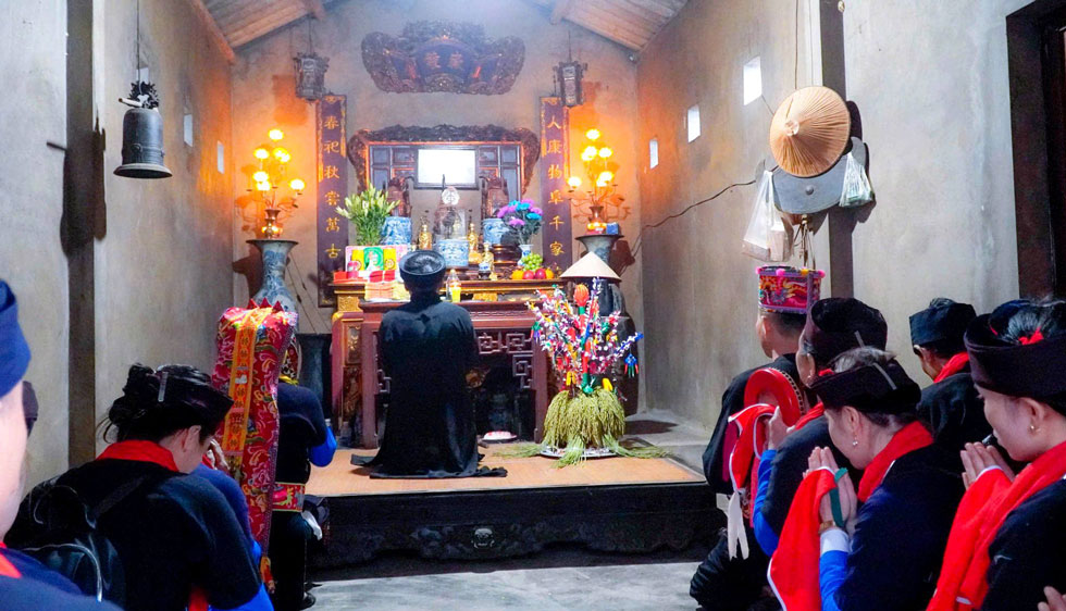 Le hoi Com moi Den Dong Cuong khong chi la hoat dong tam linh ma con la soi day ket noi qua khu - hien tai