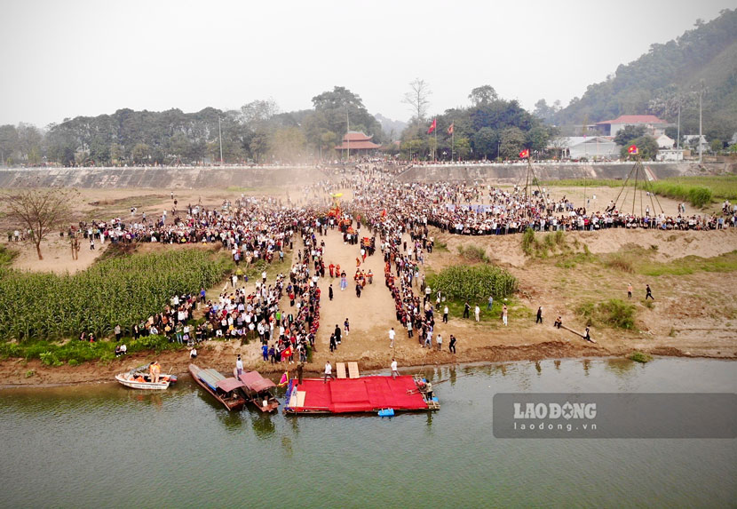 La ceremonia de envio de Mau al rio es una de las principales ceremonias mas esperadas en el Festival del Templo Dong Cuong. Foto: Van Duc