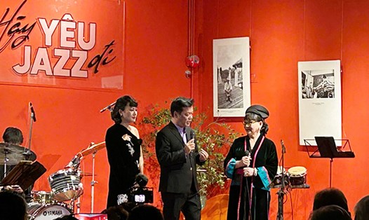 Ca sĩ Quỳnh Phạm (trái) và ca sĩ Trịnh Vĩnh Trinh (phải) - em gái nhạc sĩ Trịnh Công Sơn trong sự kiện giới thiệu về dự án "Hãy yêu jazz đi". Ảnh: Quỳnh An