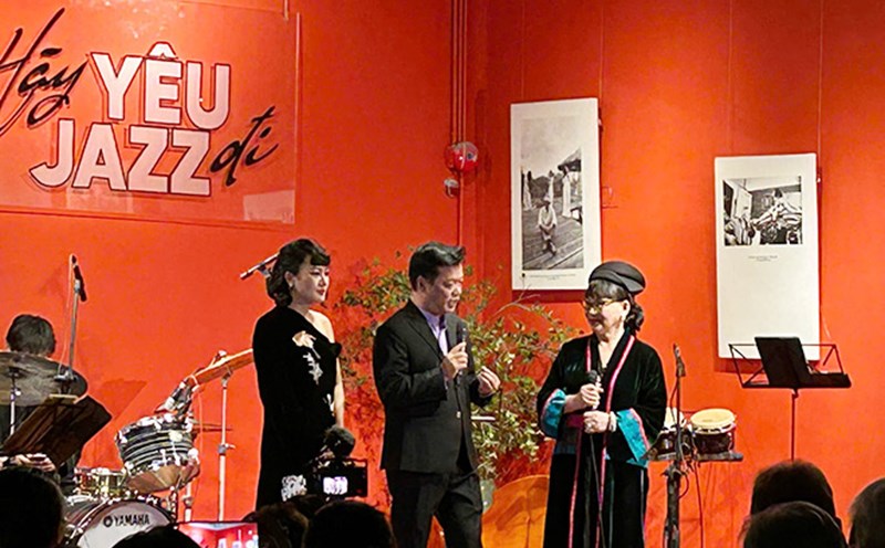 Singer Quynh Pham (left) and singer Trinh Vinh Trinh (right) - the younger sister of musician Trinh Cong Son at the event introducing the project "Let's love jazz go". Photo: Quynh An