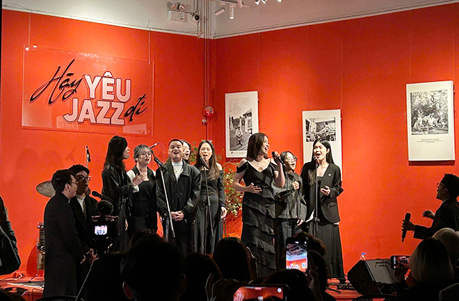 Nhung ca si tre hat ca khuc “Hay yeu nhau di” bang tieng Anh. Anh: Quynh An