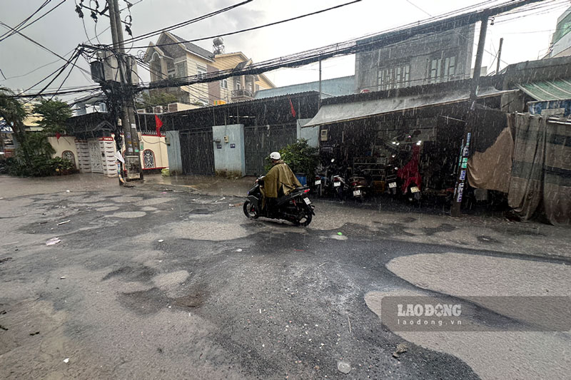 Người dân TPHCM khổ vì đường xuống cấp kéo dài. Ảnh: Quỳnh Anh