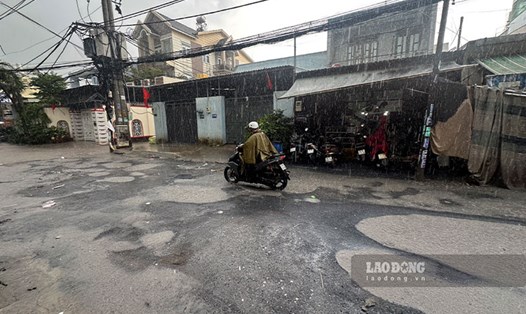 Người dân TPHCM khổ vì đường xuống cấp kéo dài. Ảnh: Quỳnh Anh
