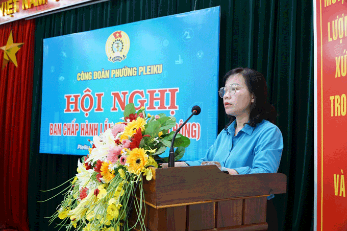 Ms. Nguyen Thi Anh Xuan was appointed to hold the position of Chairwoman of the Pleiku Ward Trade Union, term I. Photo: Thanh Tuan
