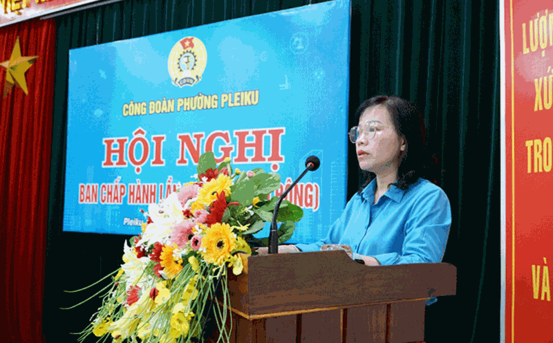 Ms. Nguyen Thi Anh Xuan was appointed to hold the position of Chairwoman of the Pleiku Ward Trade Union, term I. Photo: Thanh Tuan