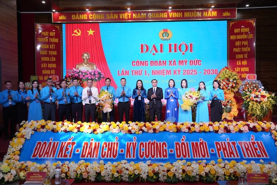 The leaders of the Hanoi City Labor Federation congratulated the first Congress, term 2025 - 2030 of the My Duc Commune Labor Union. The Congress is determined to strive to accompany businesses, ensure jobs and income for workers. Photo: Ngoc Anh