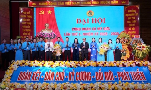 Lãnh đạo LĐLĐ Thành phố Hà Nội chúc mừng Đại hội lần thứ nhất, nhiệm kỳ 2025 - 2030 Công đoàn xã Mỹ Đức. Đại hội quyết tâm phấn đấu đồng hành cùng doanh nghiệp, bảo đảm việc làm, thu nhập người lao động. Ảnh: Ngọc Ánh
