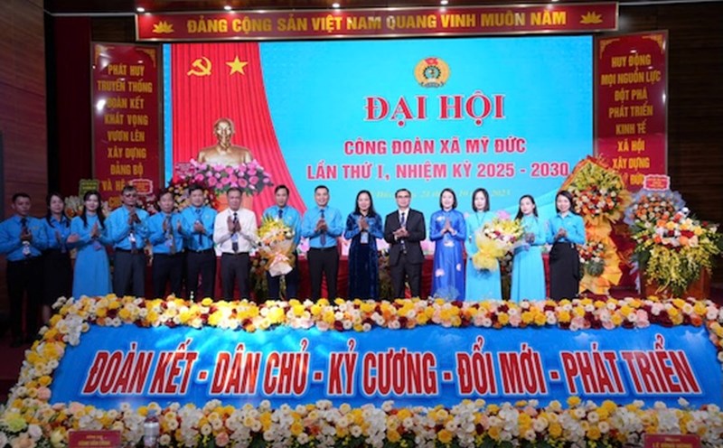 The leaders of the Hanoi City Labor Federation congratulated the first Congress, term 2025 - 2030 of the My Duc Commune Labor Union. The Congress is determined to strive to accompany businesses, ensure jobs and income for workers. Photo: Ngoc Anh