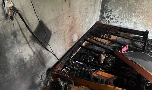 Đám cháy phát ra do sạc điện thoại phát nổ. Ảnh: Công an Quảng Trị