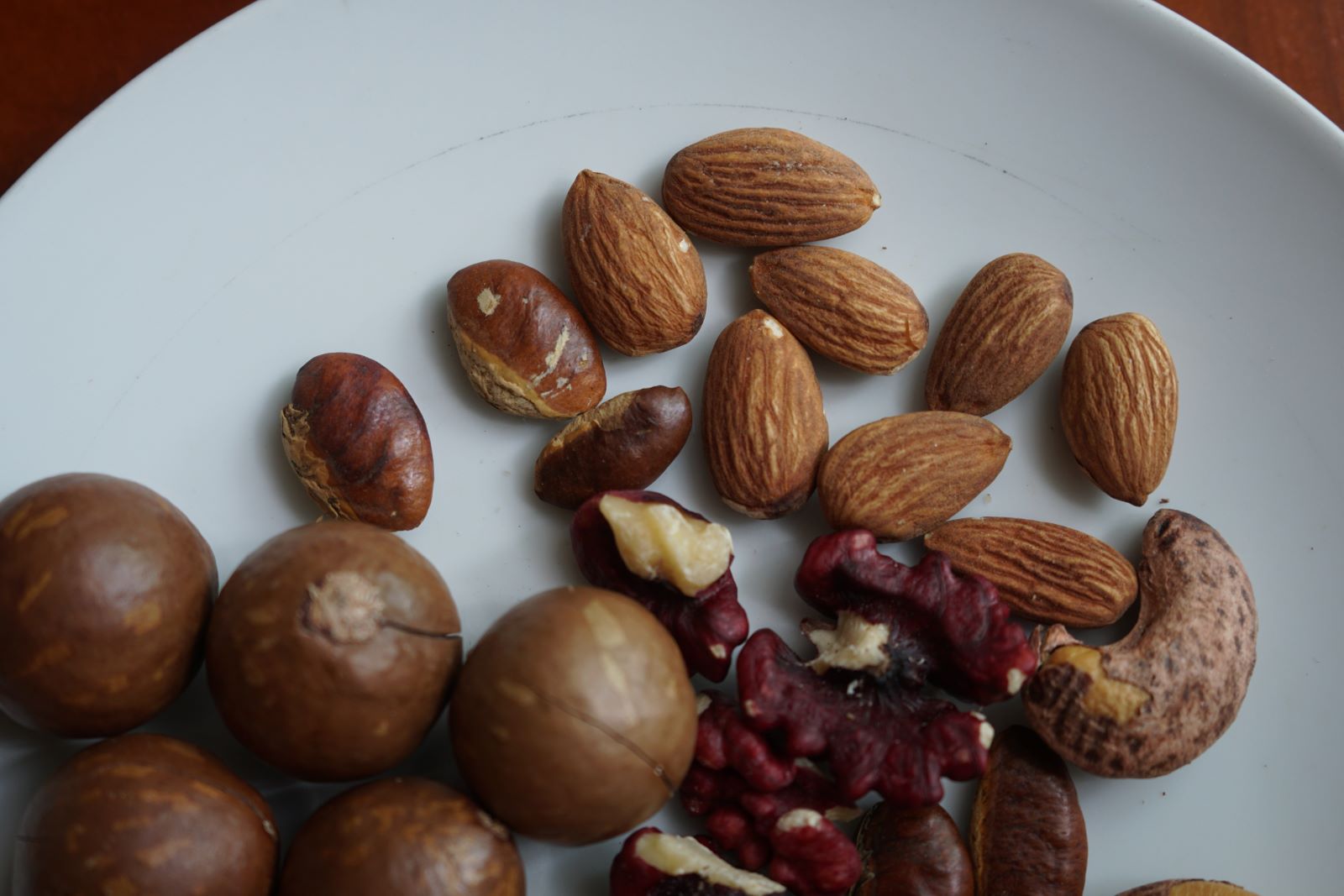 Nuts contain many essential nutrients that help nourish and promote healthy hair growth. Photo: Thanh Thanh