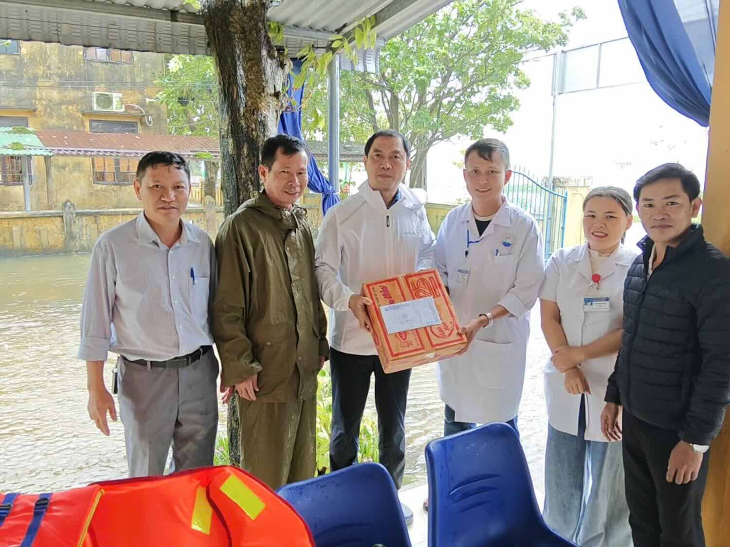 Le directeur du departement de la sante de la ville de Hue Tran Kiem Hao (3e a gauche) se rend directement dans les etablissements medicaux inondes pour rassembler les cadres et le personnel medical. Photo : Anh Dao.