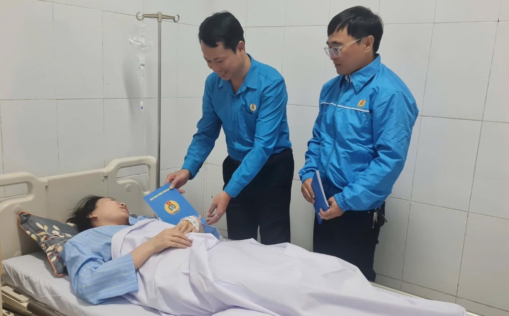 Truong Vinh Ward Labor Union visited and encouraged union members of Nghe An Maternity and Pediatrics Hospital. Photo: Nghe An Trade Union