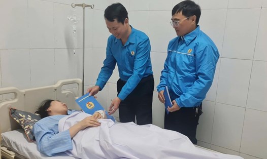 Công đoàn phường Trường Vinh thăm hỏi, động viên đoàn viên Bệnh viện Sản Nhi Nghệ An. Ảnh: Công đoàn Nghệ An