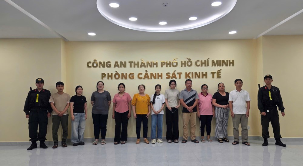 Công an TPHCM bắt giữ các đối tượng trong đường dây sản xuất nước hoa giả quy mô lớn. Ảnh: Công an
 