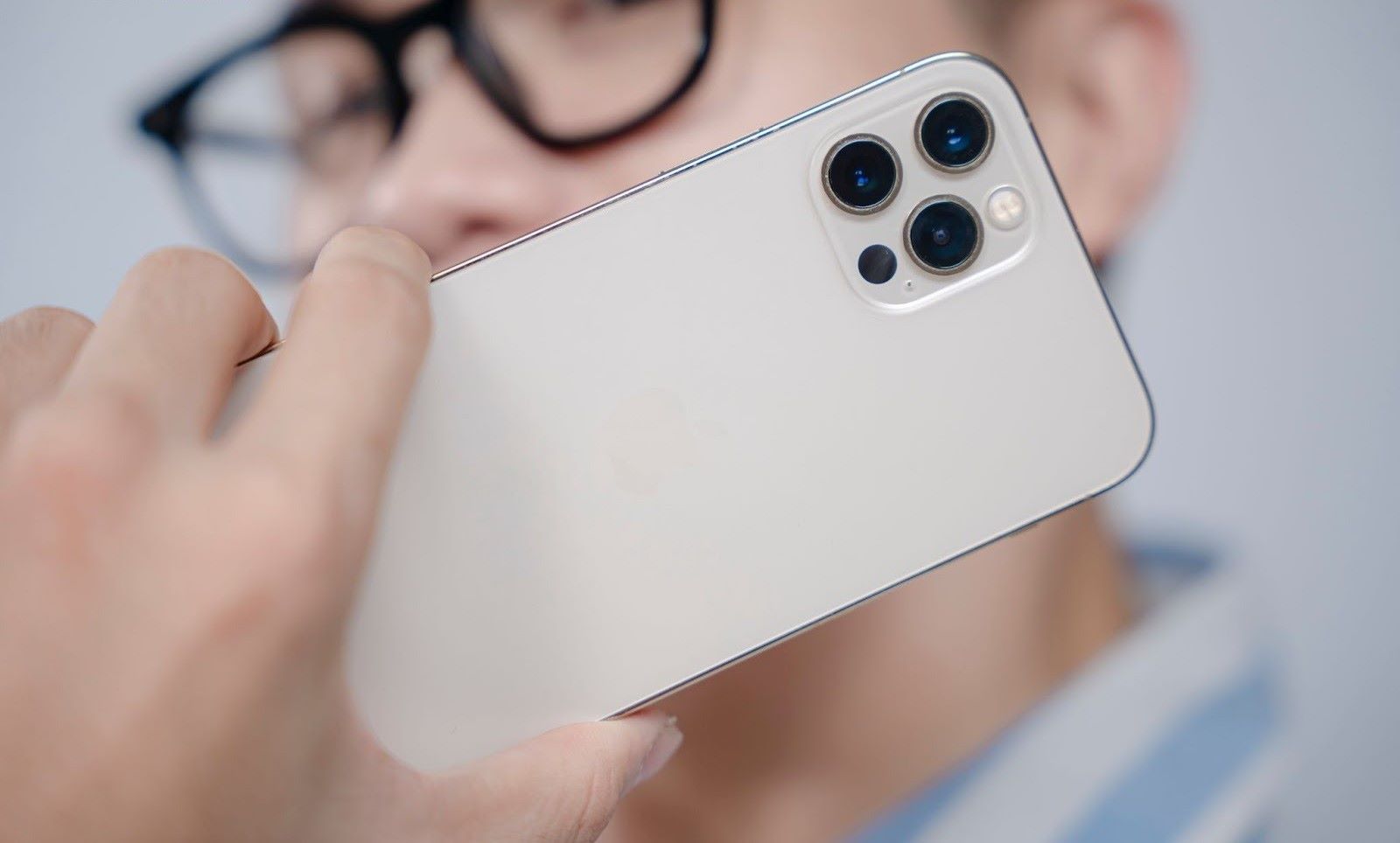 The old iPhone 12 Pro Max is still a choice of many customers at this time. Photo: Tran Loan