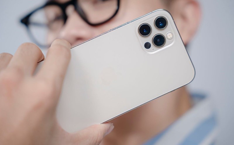 The old iPhone 12 Pro Max is still a choice of many customers at this time. Photo: Tran Loan