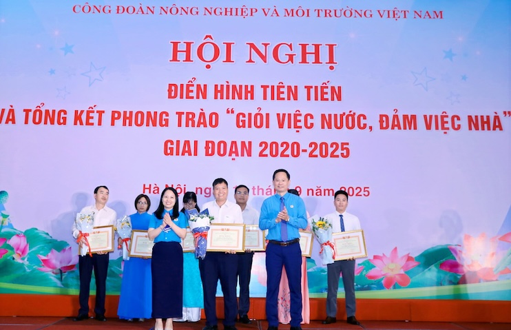 Dr. Tong Van Hai - Chairman of the Trade Union of the Faculty of Biotechnology, Vietnam Academy of Agriculture - is a typical advanced example in the emulation movement for Good Workers - Creative Workers. Photo: CDN