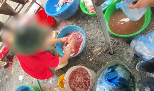 Điểm giết mổ nhỏ lẻ tràn lan bủa vây chợ dân sinh Hà Nội