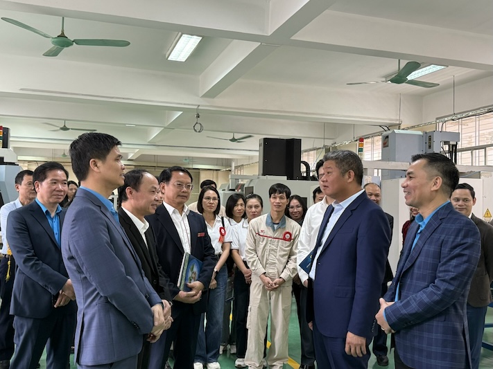 Vice President of the Vietnam General Confederation of Labor Ngo Duy Hieu (far left) discussed with the Organizing Committee and contestants at the contest. Photo: Ngoc Anh
